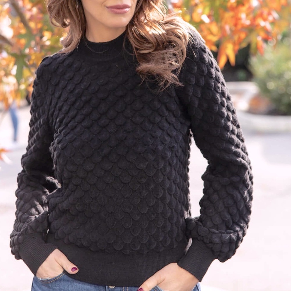 Haight Ashbury XS Cropped 3D Scallop Sweater Black